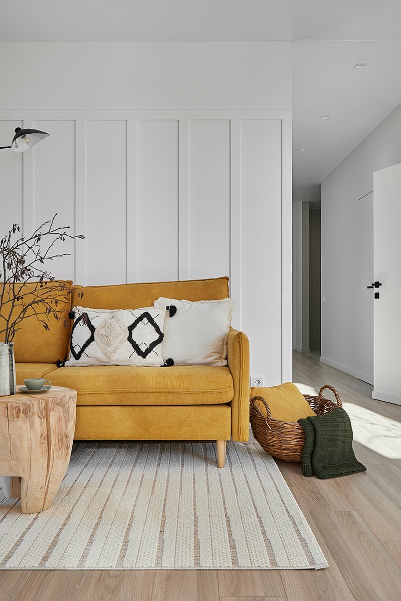 Оттенки солнца и фактуры древесины в интерьере квартиры для продажи — проект Алины Мармыш