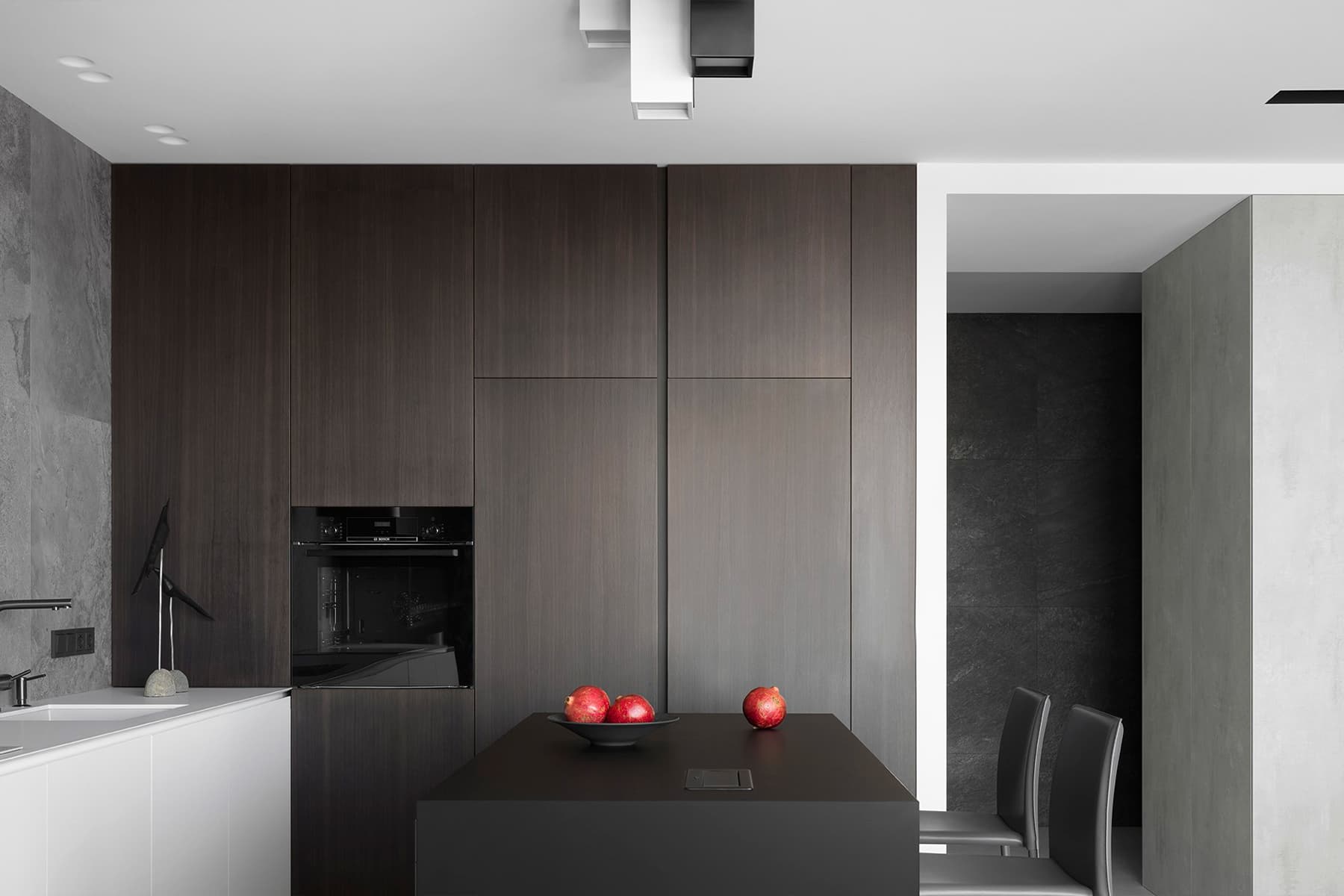 Эффектные статуэтки в монохромном интерьере семейной квартиры — проект студии SOKOLOV ARCHITECTS