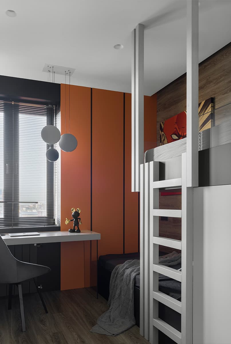 Эффектные статуэтки в монохромном интерьере семейной квартиры — проект студии SOKOLOV ARCHITECTS