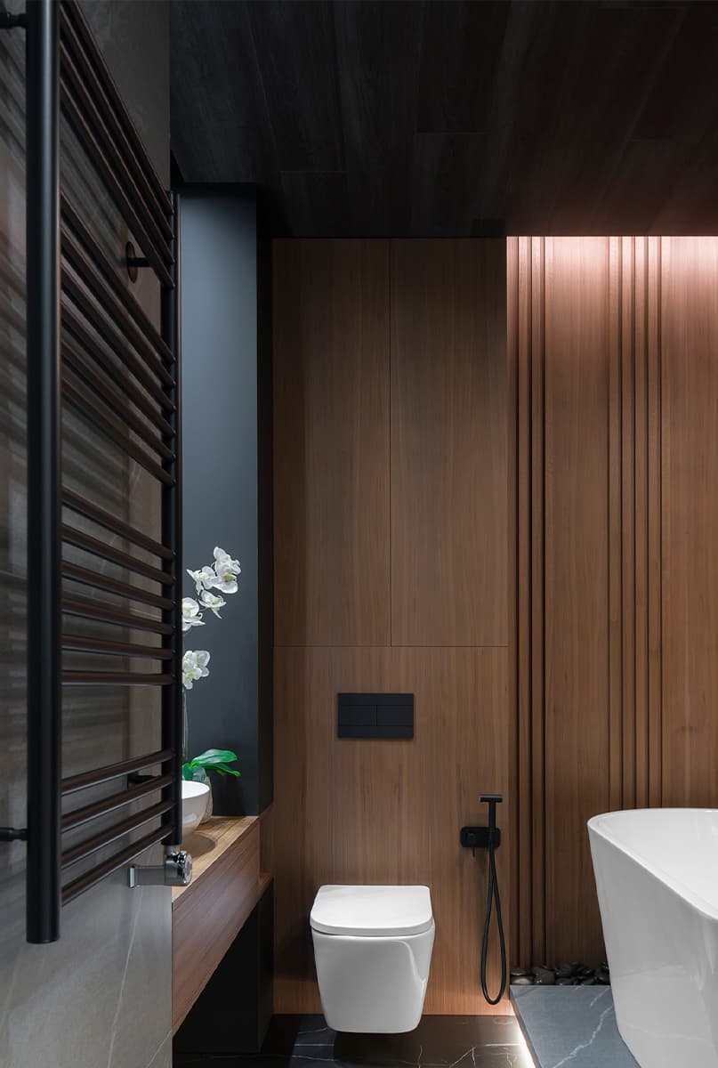 Эффектные статуэтки в монохромном интерьере семейной квартиры — проект студии SOKOLOV ARCHITECTS