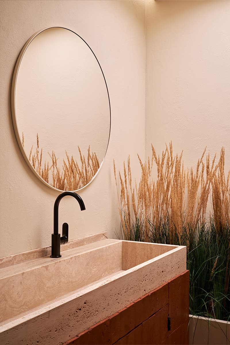 Оливковые деревья и искусный потолочный свет в интерьере ресторана с итальянским характером — проект студии ludi_architects