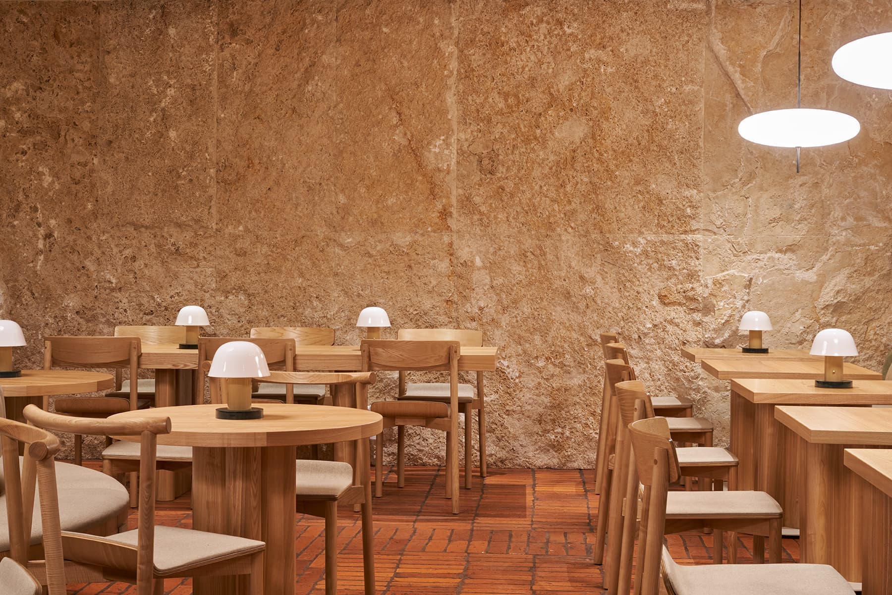 Оливковые деревья и искусный потолочный свет в интерьере ресторана с итальянским характером — проект студии ludi_architects