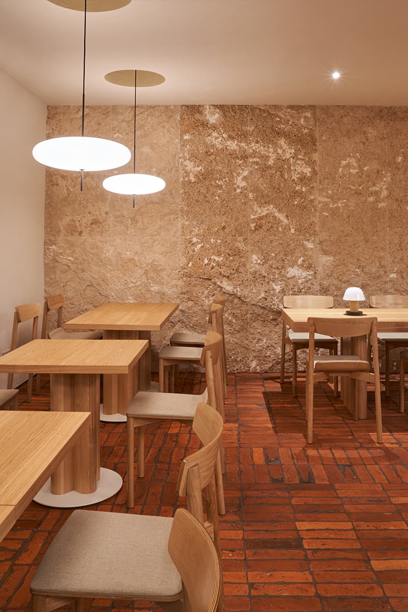 Оливковые деревья и искусный потолочный свет в интерьере ресторана с итальянским характером — проект студии ludi_architects