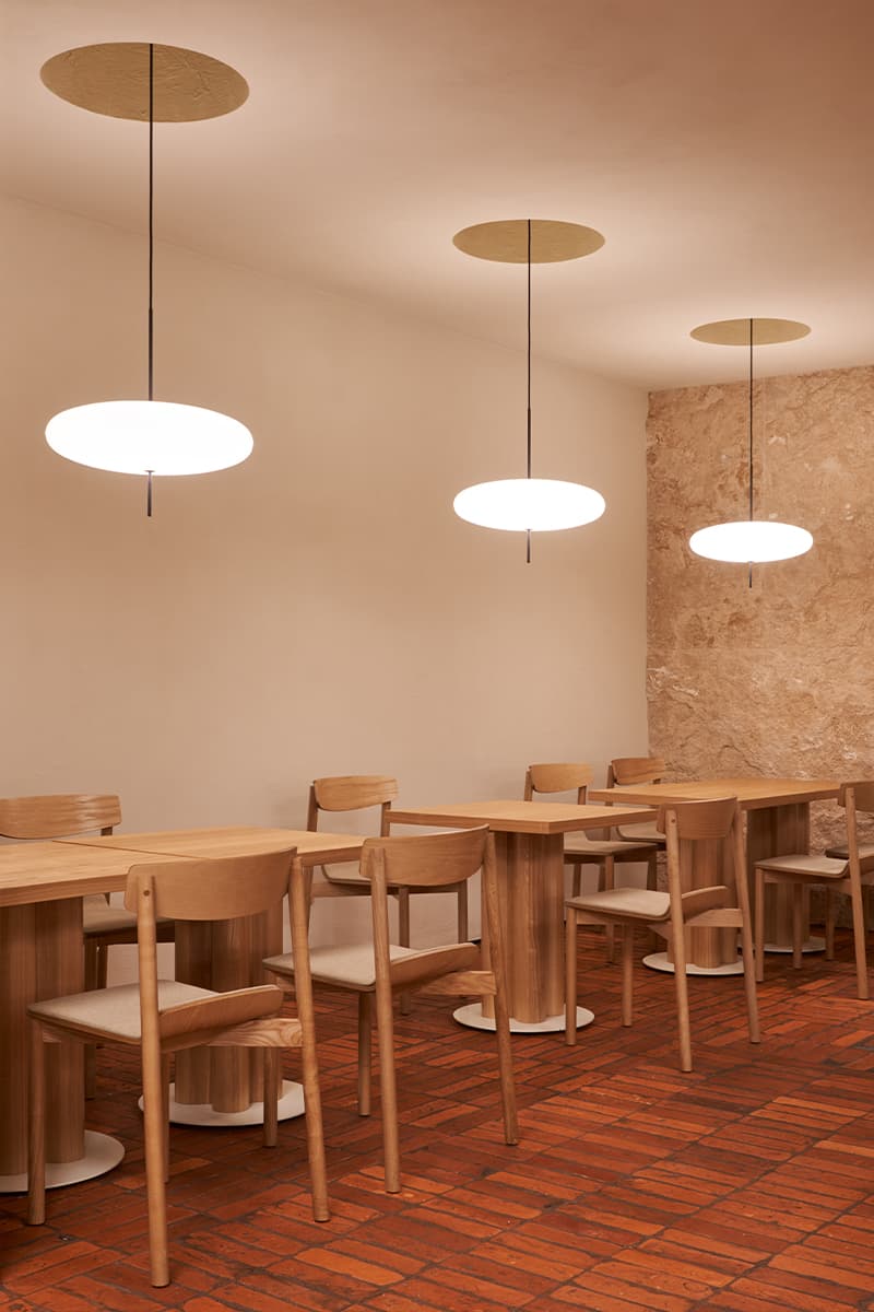 Оливковые деревья и искусный потолочный свет в интерьере ресторана с итальянским характером — проект студии ludi_architects