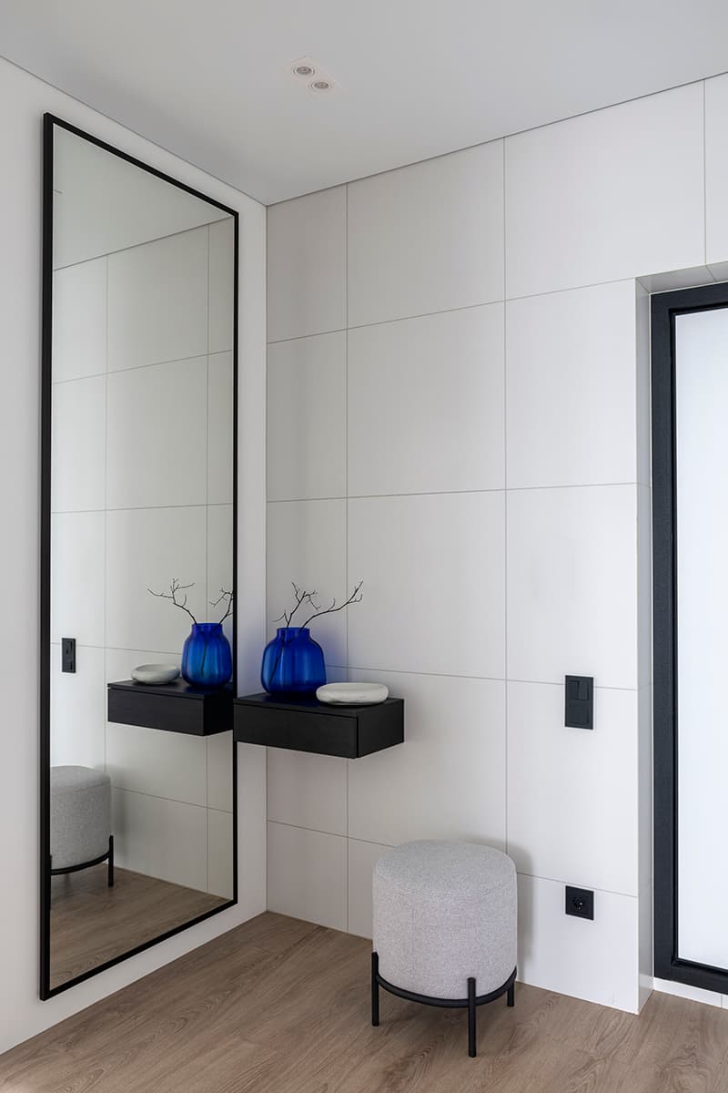 Продуманная авторская мебель в минималистичном жилом интерьере для молодой пары — проект Арт-пространства «Муравей»