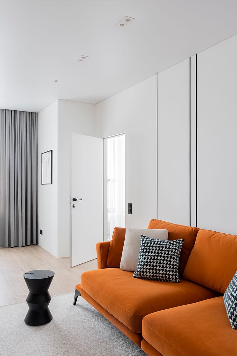 Продуманная авторская мебель в минималистичном жилом интерьере для молодой пары — проект Арт-пространства «Муравей»