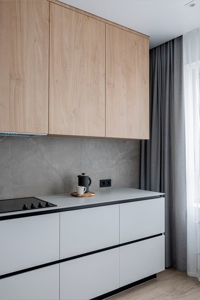 Продуманная авторская мебель в минималистичном жилом интерьере для молодой пары — проект Арт-пространства «Муравей»