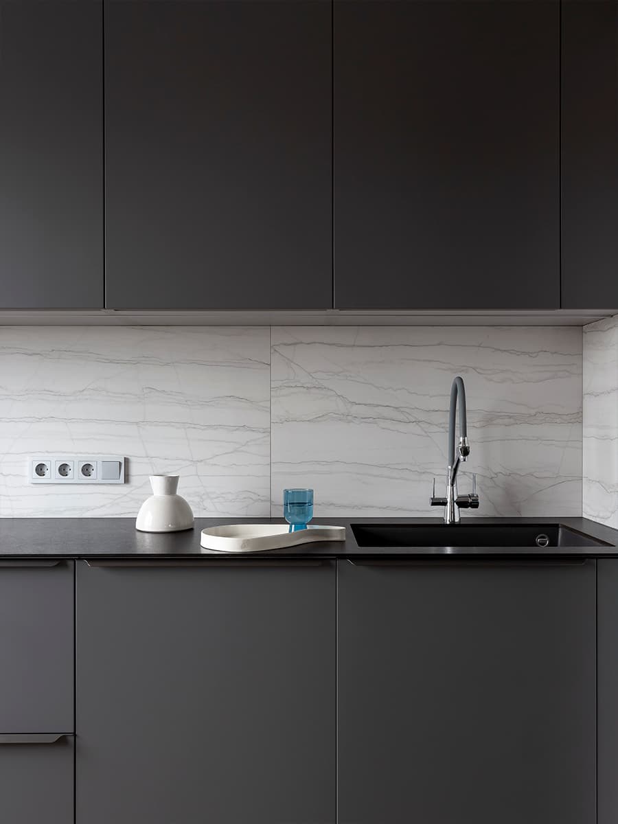 Интеллигентный интерьер просторной квартиры с бирюзовыми акцентами — проект студии You+ Design