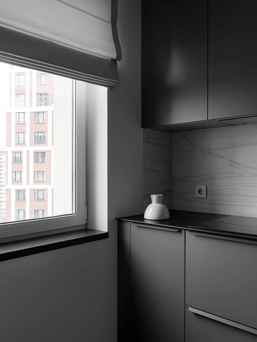 Интеллигентный интерьер просторной квартиры с бирюзовыми акцентами — проект студии You+ Design