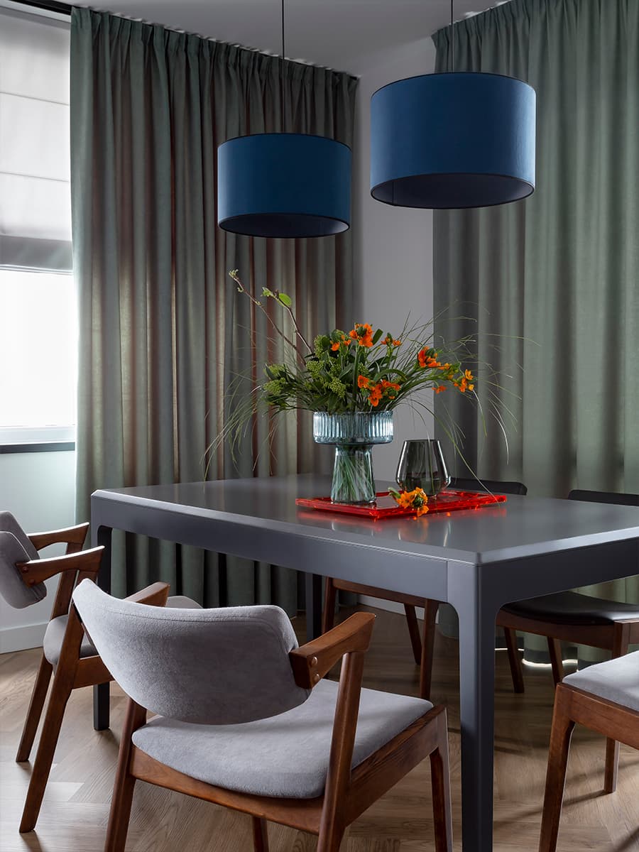 Интеллигентный интерьер просторной квартиры с бирюзовыми акцентами — проект студии You+ Design