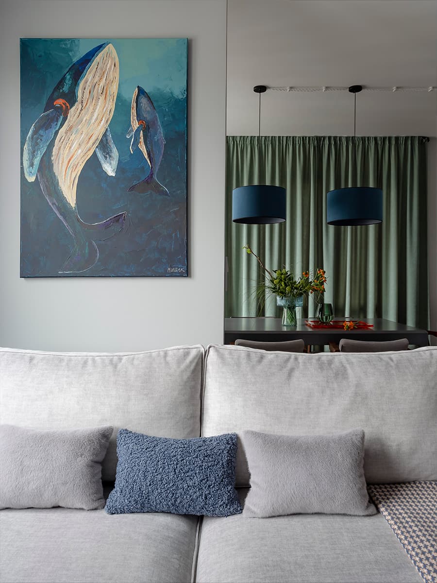 Интеллигентный интерьер просторной квартиры с бирюзовыми акцентами — проект студии You+ Design