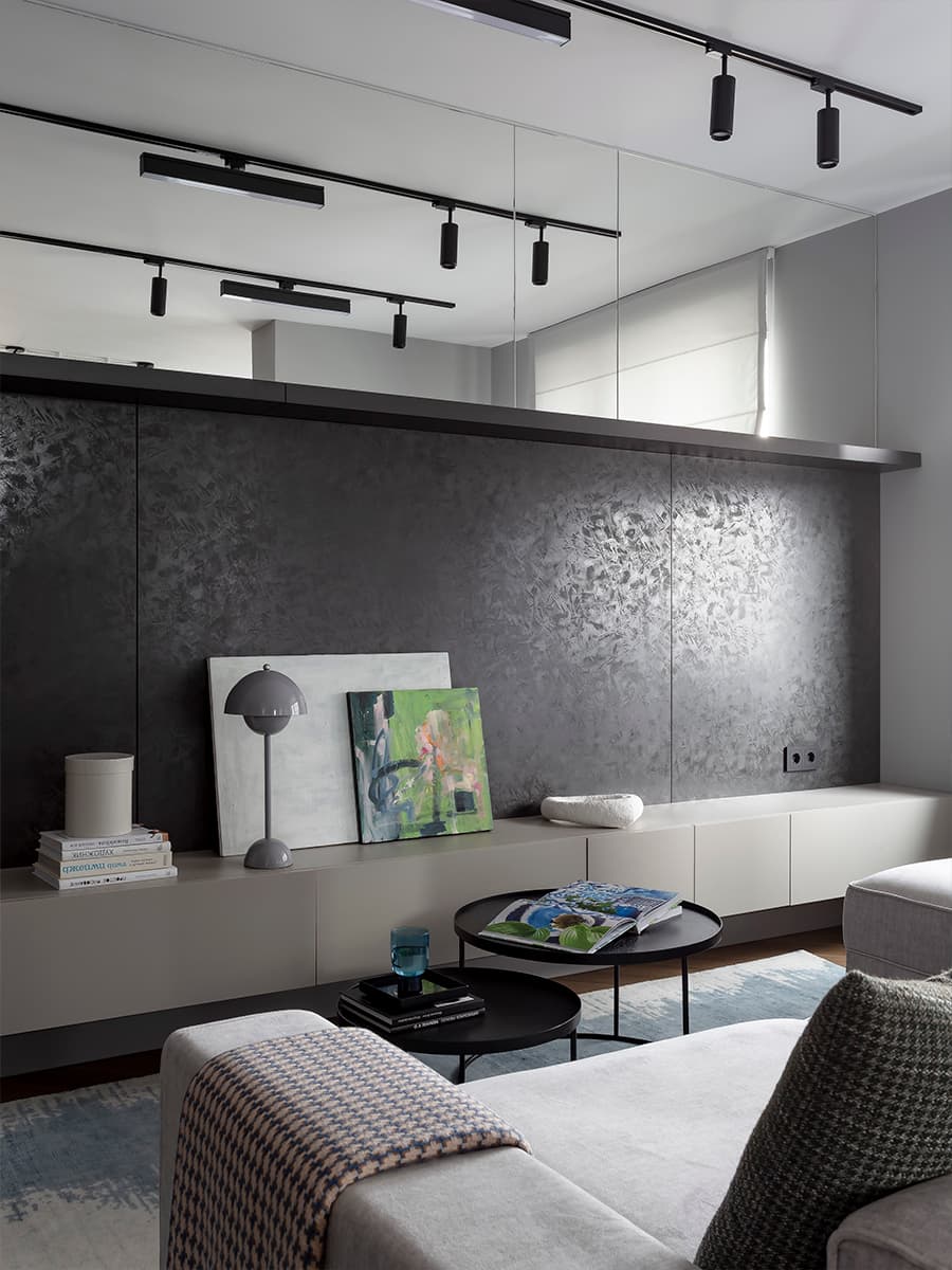 Интеллигентный интерьер просторной квартиры с бирюзовыми акцентами — проект студии You+ Design