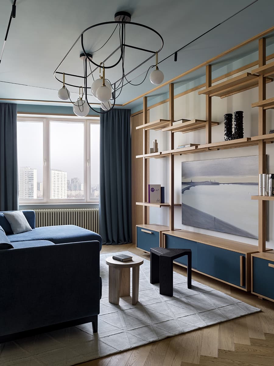 Яркое латунное панно в интерьере большой квартиры с цветными потолками — проект ToTaste.studio