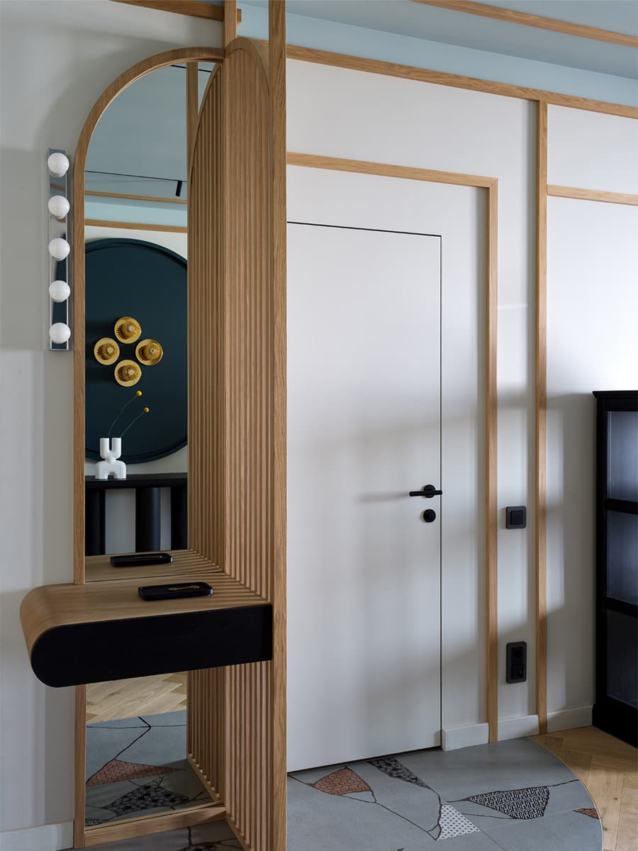 Яркое латунное панно в интерьере большой квартиры с цветными потолками — проект ToTaste.studio