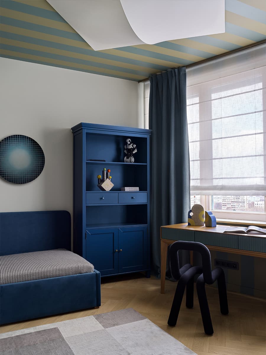 Яркое латунное панно в интерьере большой квартиры с цветными потолками — проект ToTaste.studio