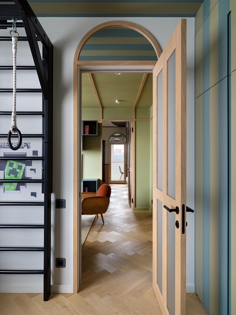 Яркое латунное панно в интерьере большой квартиры с цветными потолками — проект ToTaste.studio