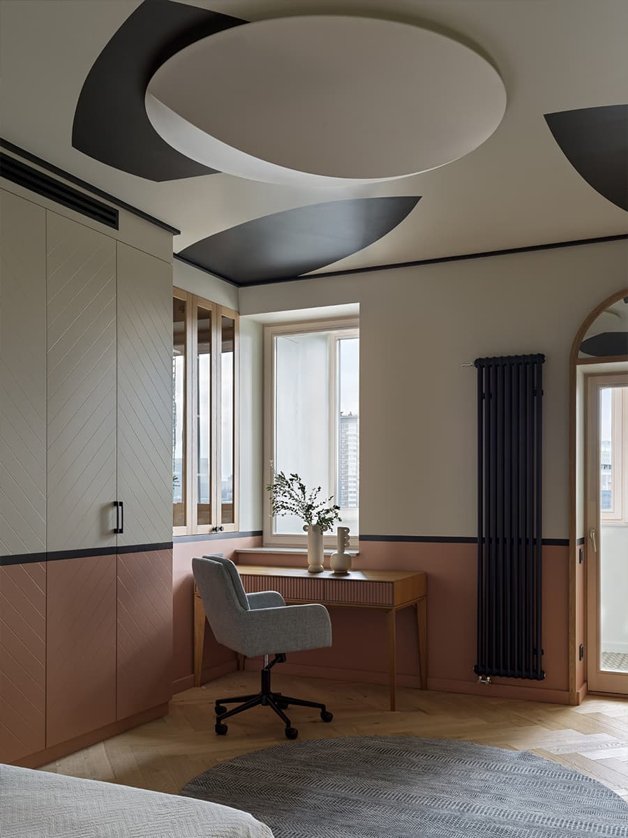 Яркое латунное панно в интерьере большой квартиры с цветными потолками — проект ToTaste.studio