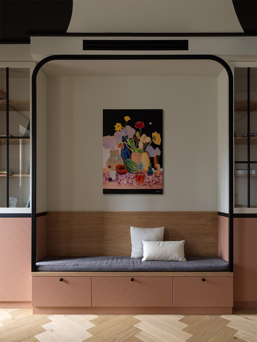 Яркое латунное панно в интерьере большой квартиры с цветными потолками — проект ToTaste.studio