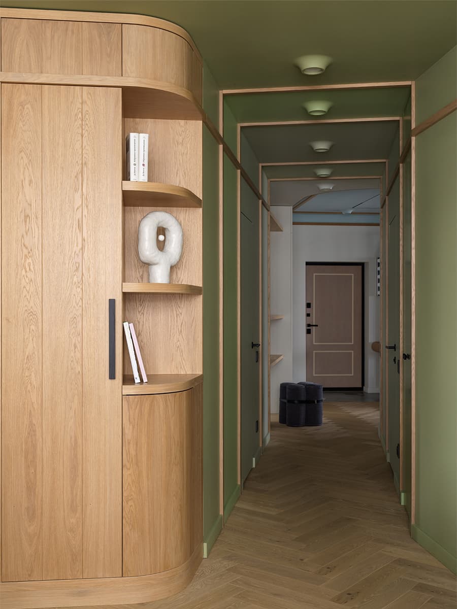 Яркое латунное панно в интерьере большой квартиры с цветными потолками — проект ToTaste.studio