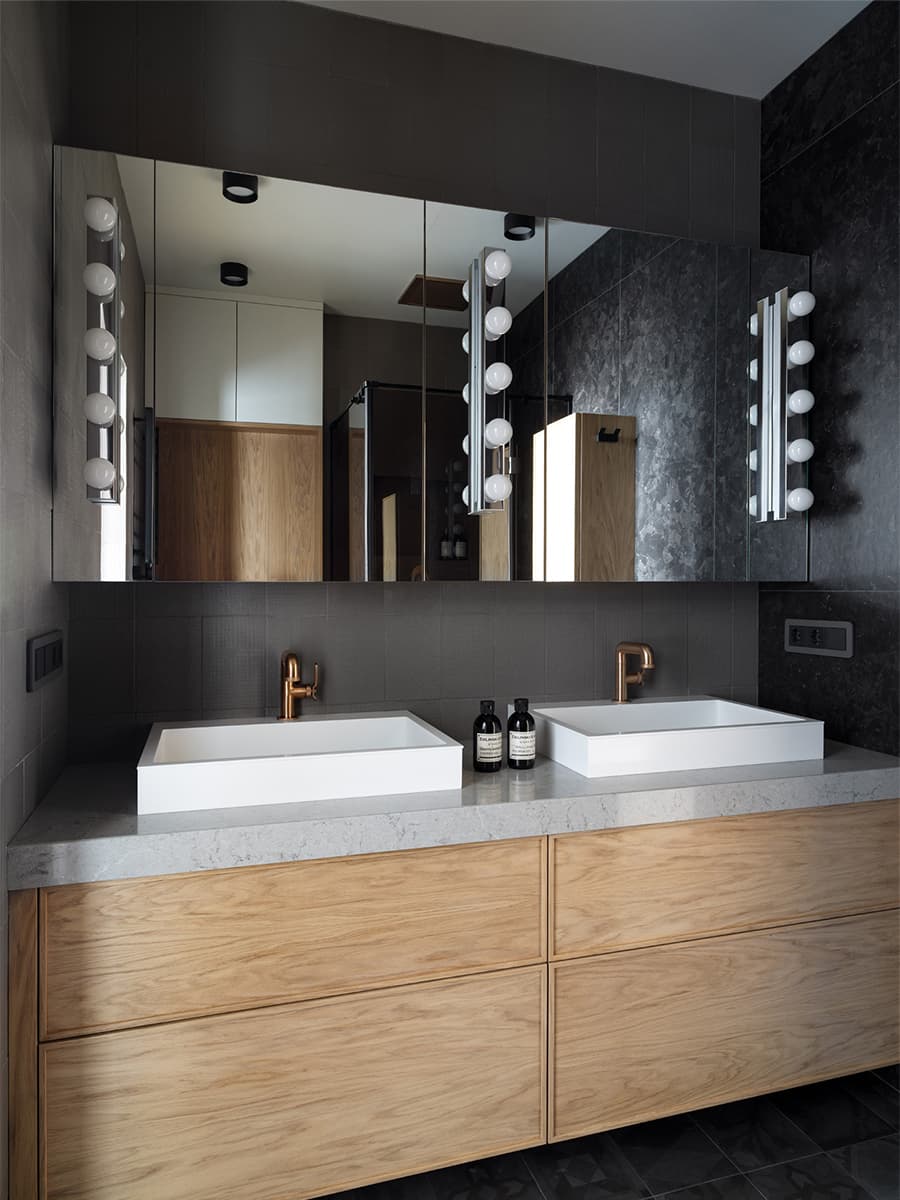 Яркое латунное панно в интерьере большой квартиры с цветными потолками — проект ToTaste.studio