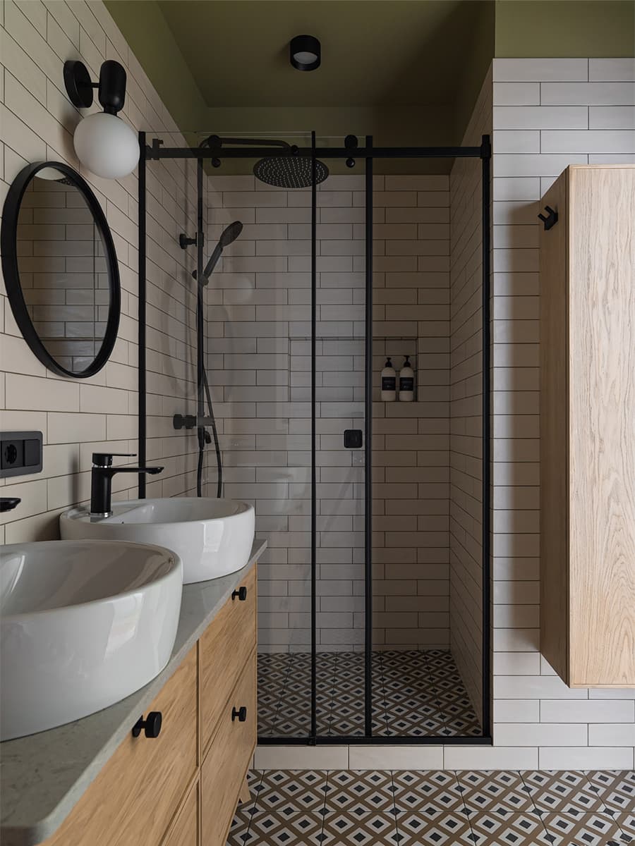 Яркое латунное панно в интерьере большой квартиры с цветными потолками — проект ToTaste.studio