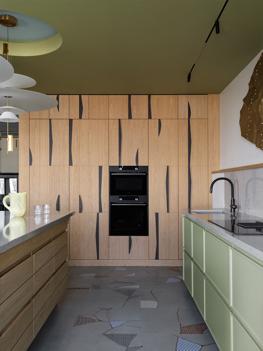 Яркое латунное панно в интерьере большой квартиры с цветными потолками — проект ToTaste.studio