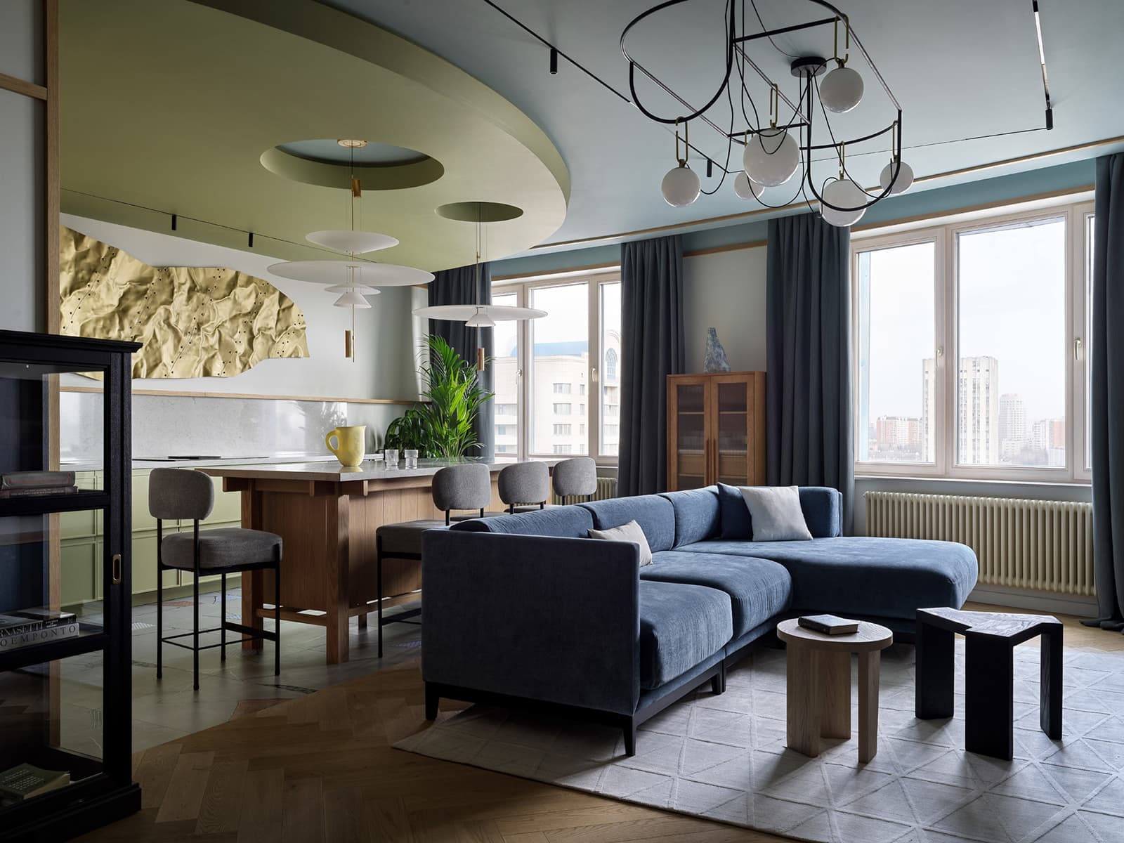 Яркое латунное панно в интерьере большой квартиры с цветными потолками — проект ToTaste.studio