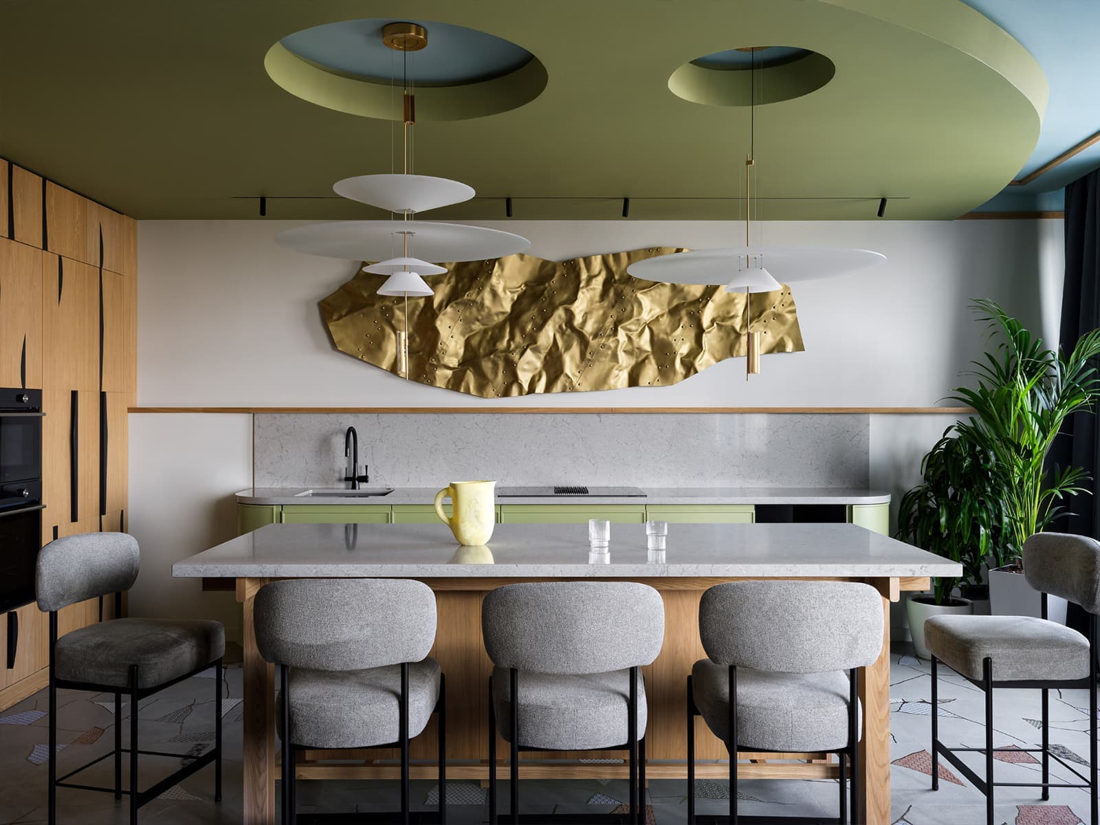 Яркое латунное панно в интерьере большой квартиры с цветными потолками — проект ToTaste.studio