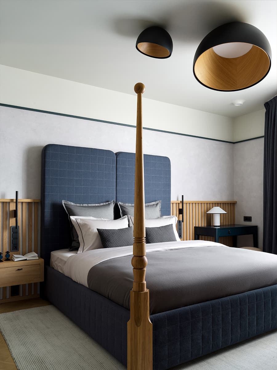 Яркое латунное панно в интерьере большой квартиры с цветными потолками — проект ToTaste.studio