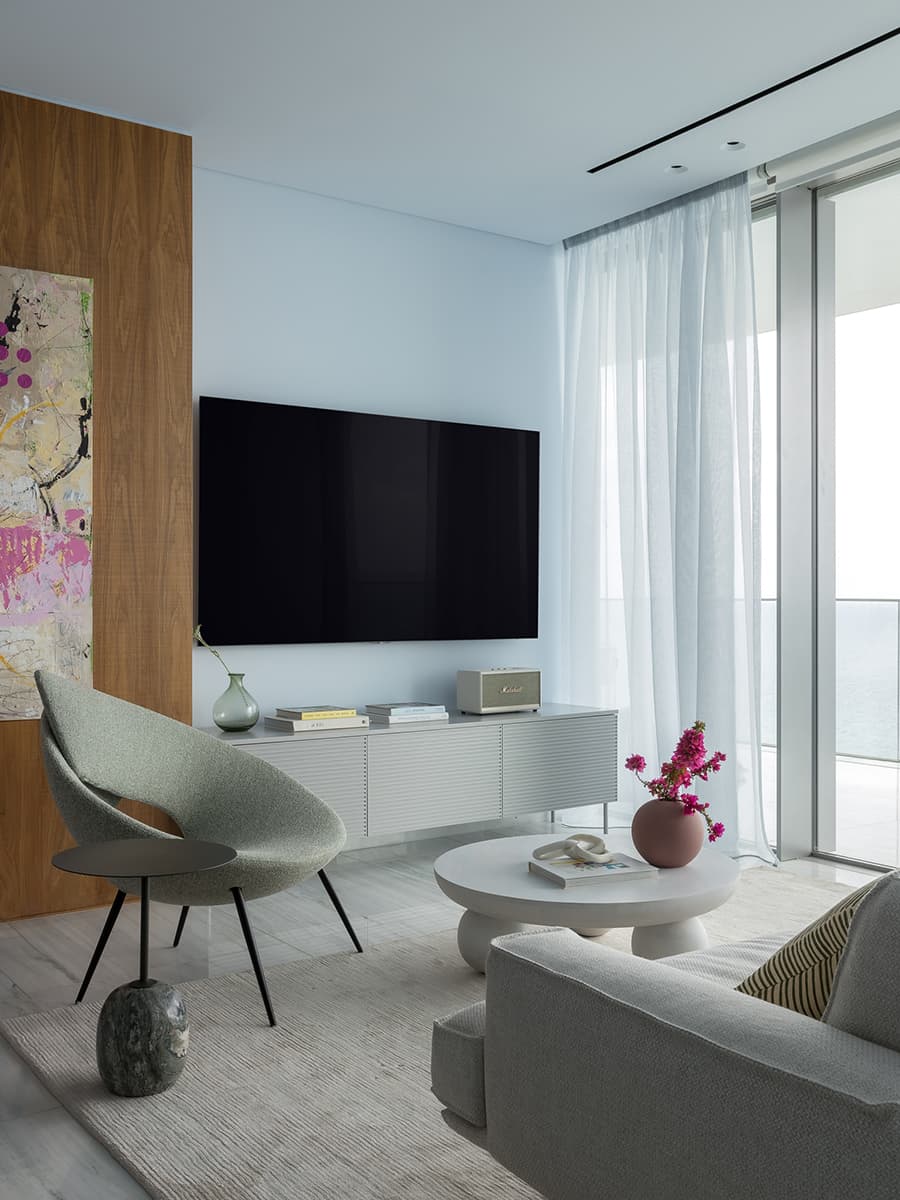 Акцентная стена из рыжей древесины в интерьере квартиры с морским настроением — проект Юлии Очкал и Натальи Ленивцевой