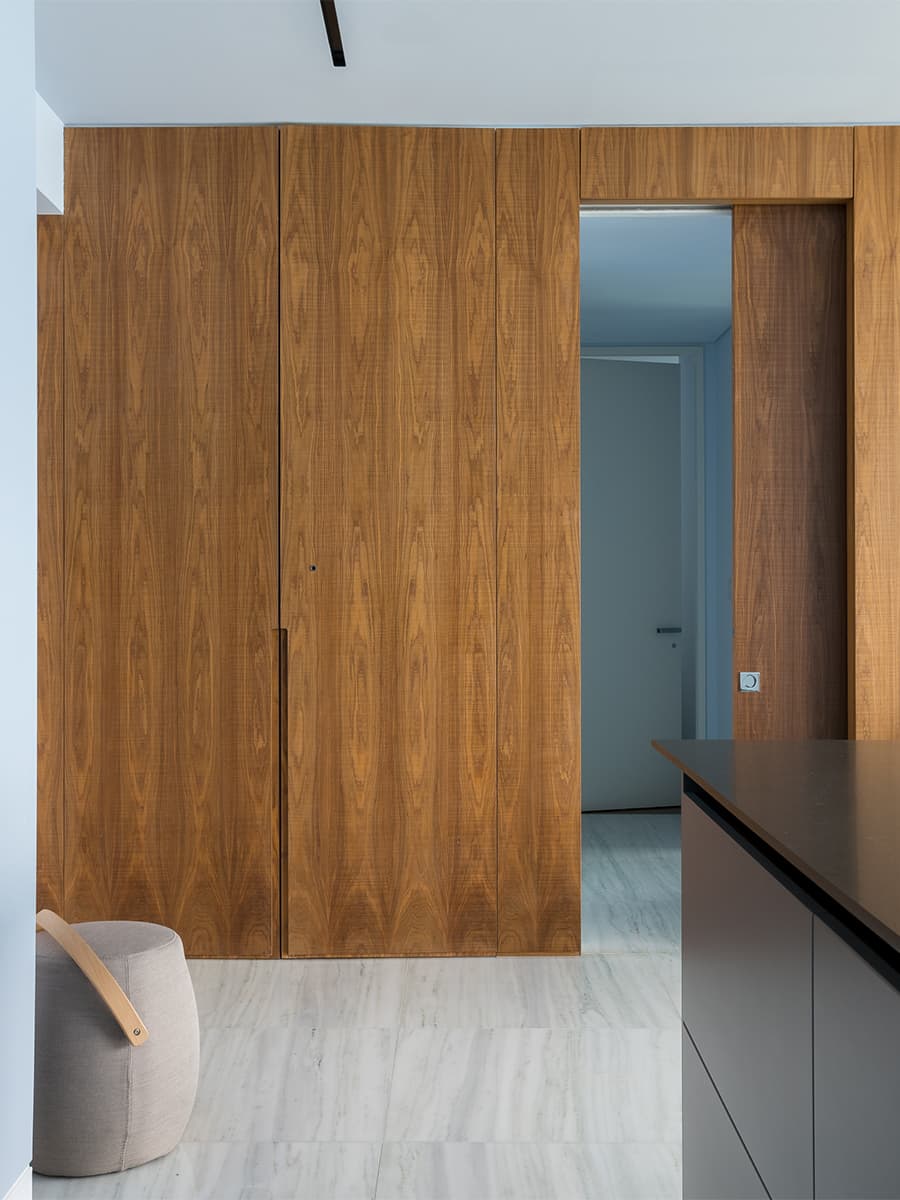 Акцентная стена из рыжей древесины в интерьере квартиры с морским настроением — проект Юлии Очкал и Натальи Ленивцевой