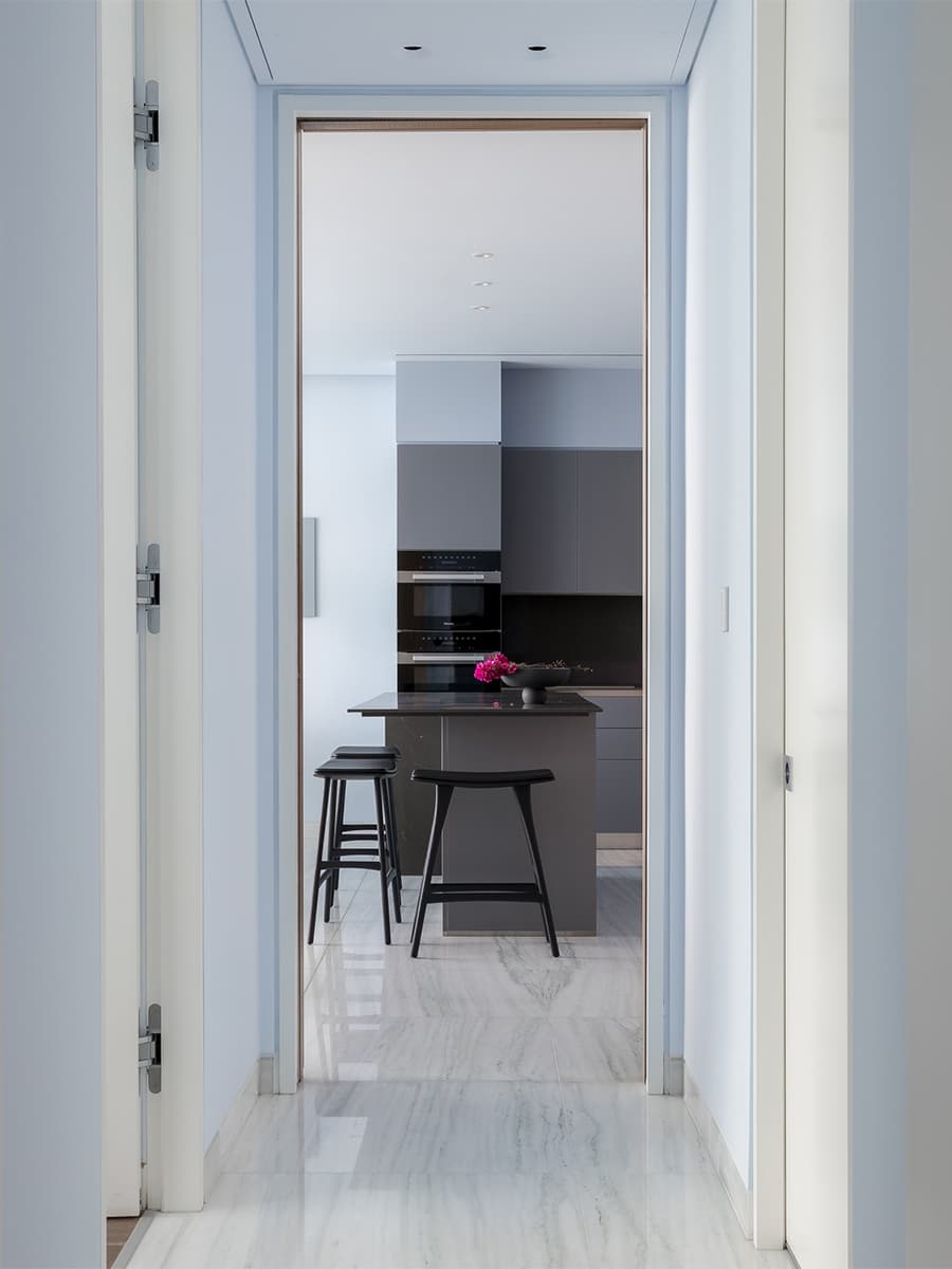 Акцентная стена из рыжей древесины в интерьере квартиры с морским настроением — проект Юлии Очкал и Натальи Ленивцевой