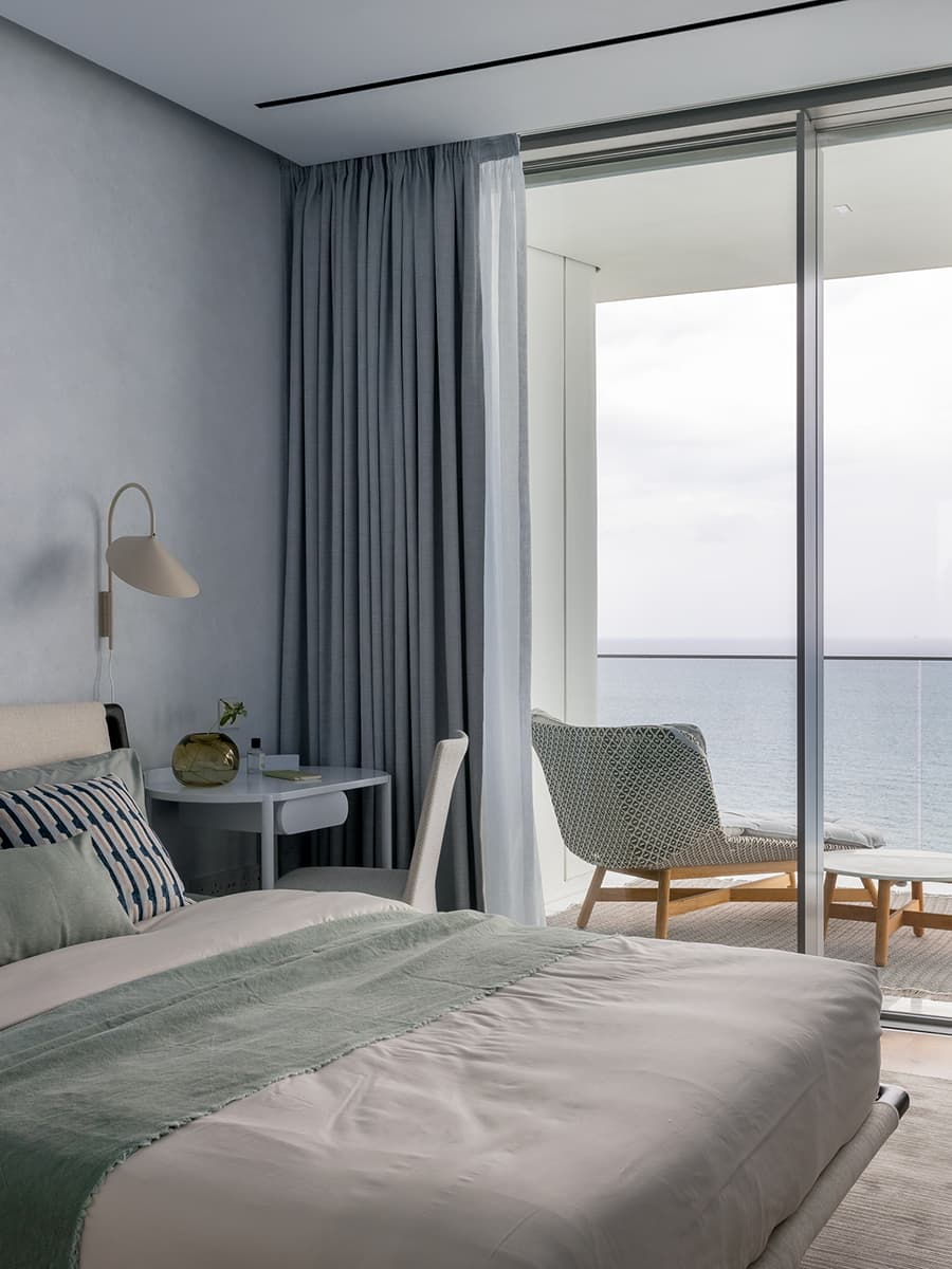 Акцентная стена из рыжей древесины в интерьере квартиры с морским настроением — проект Юлии Очкал и Натальи Ленивцевой