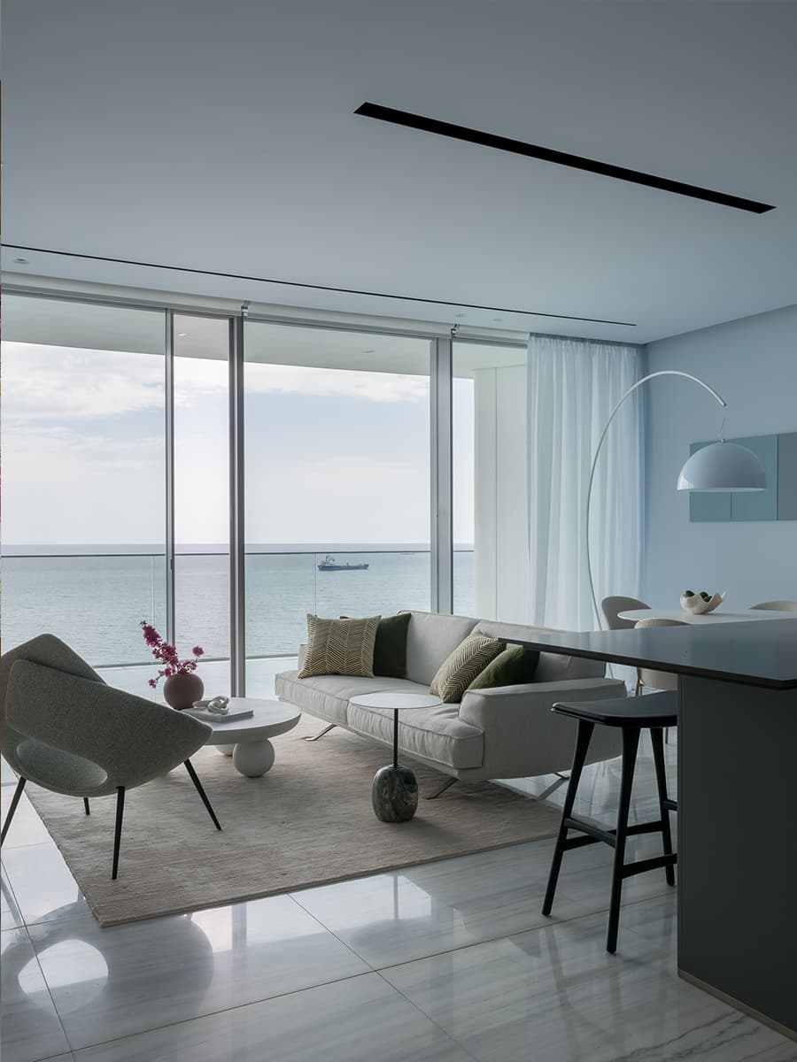 Акцентная стена из рыжей древесины в интерьере квартиры с морским настроением — проект Юлии Очкал и Натальи Ленивцевой