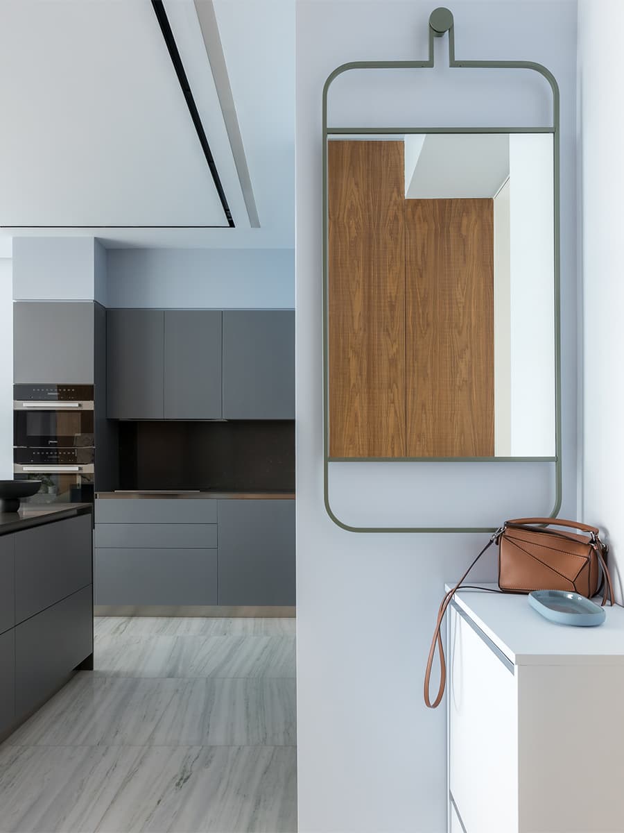 Акцентная стена из рыжей древесины в интерьере квартиры с морским настроением — проект Юлии Очкал и Натальи Ленивцевой