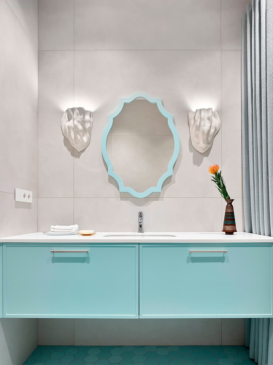 Антикварная мебель и нарядный декор в парадном интерьере квартиры на Арбате — проект Натальи Федотовой