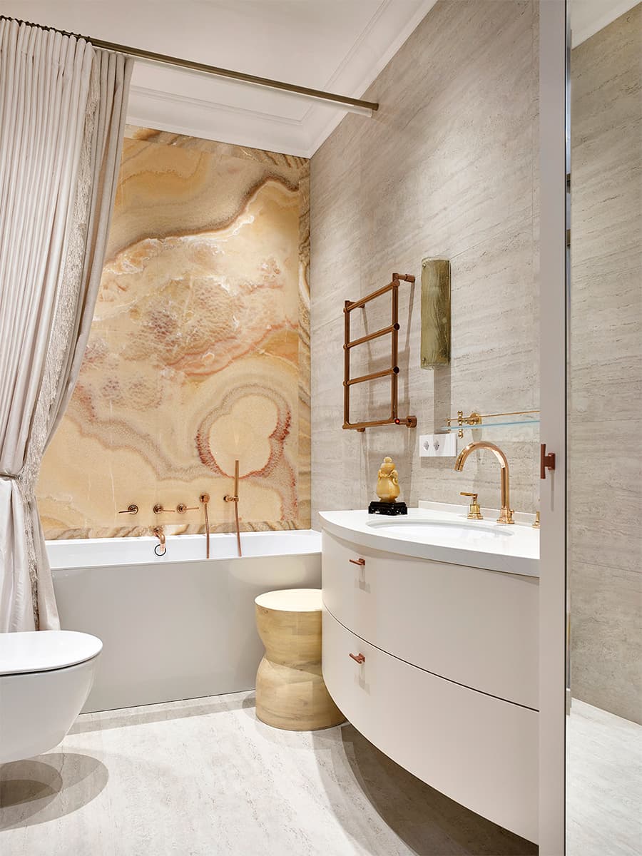 Антикварная мебель и нарядный декор в парадном интерьере квартиры на Арбате — проект Натальи Федотовой