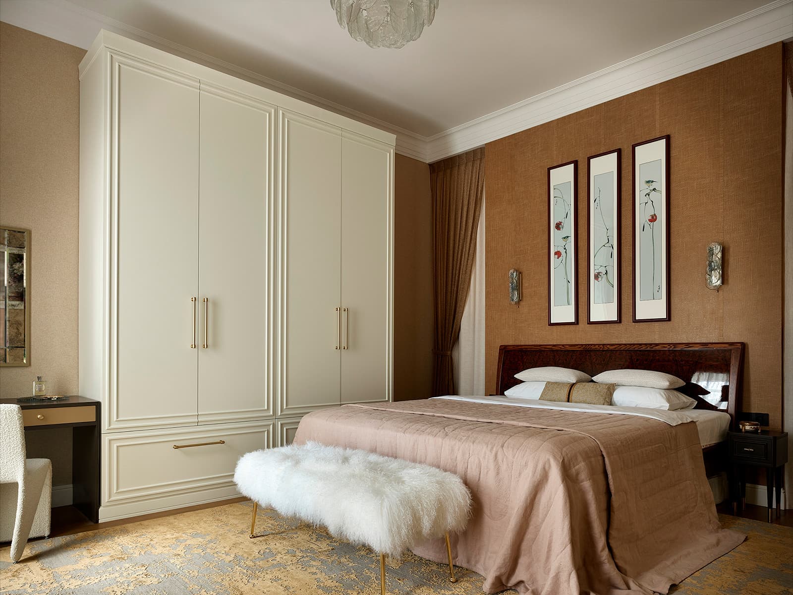 Антикварная мебель и нарядный декор в парадном интерьере квартиры на Арбате — проект Натальи Федотовой