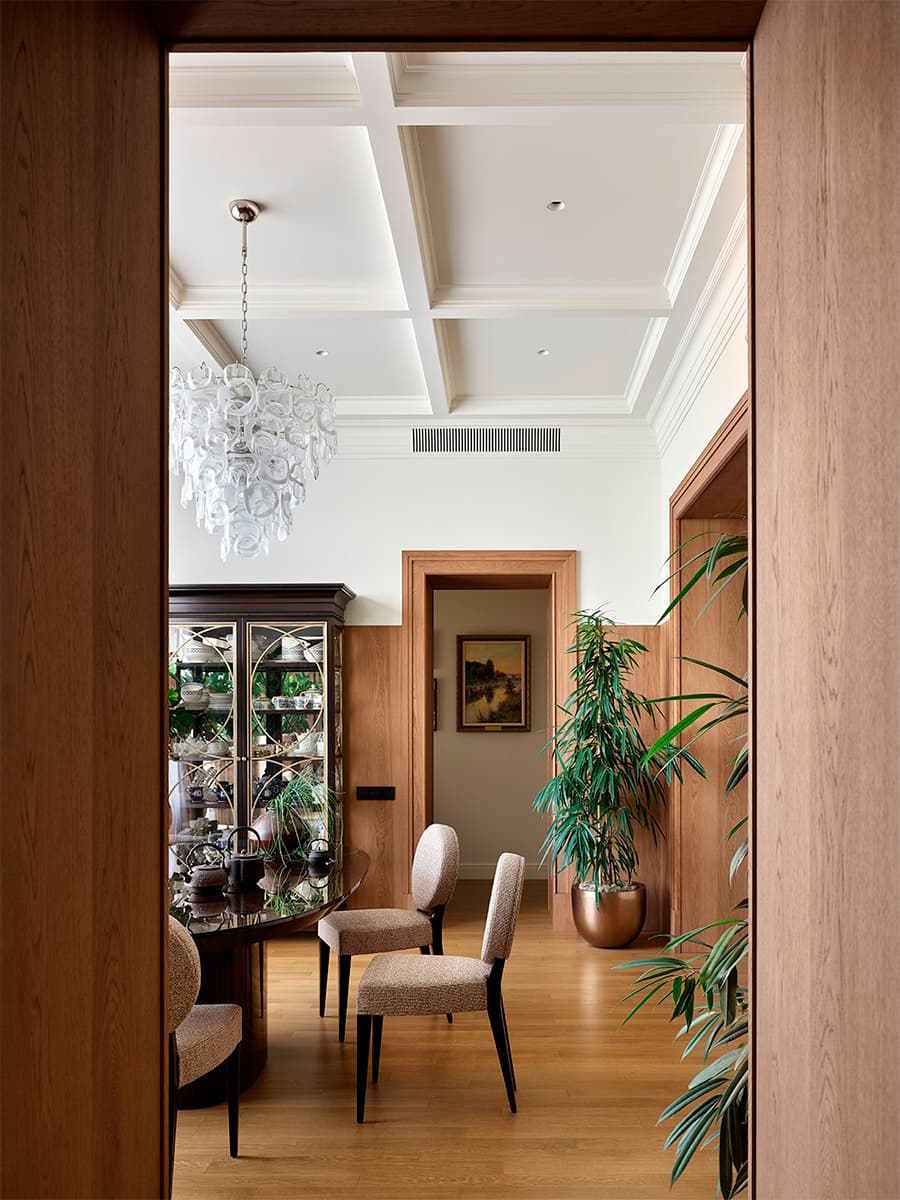 Антикварная мебель и нарядный декор в парадном интерьере квартиры на Арбате — проект Натальи Федотовой