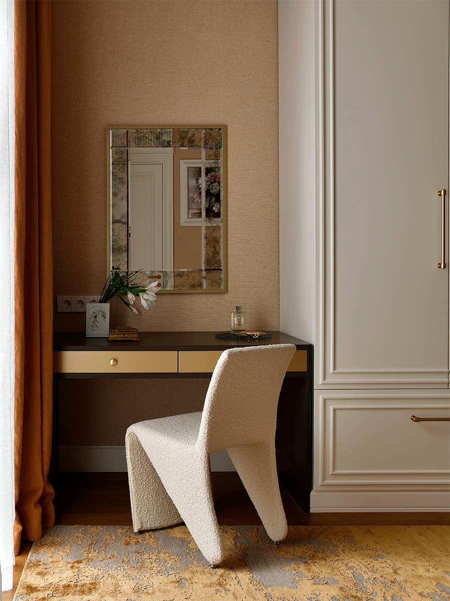 Антикварная мебель и нарядный декор в парадном интерьере квартиры на Арбате — проект Натальи Федотовой