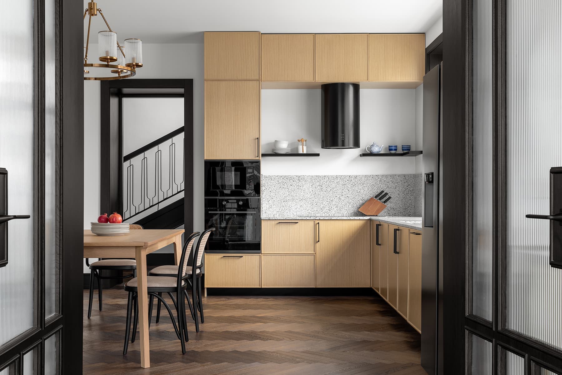 Нескучные детали в интерьере коттеджа с застекленной террасой — проект Ксении Турченко