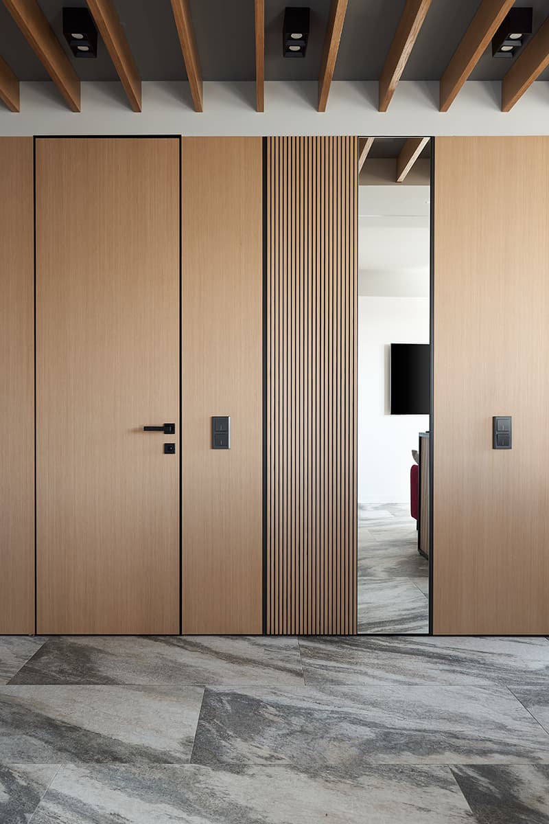 Лаконичный интерьер двухэтажной квартиры с большими окнами — проект студии дизайна и архитектуры «Коробка»