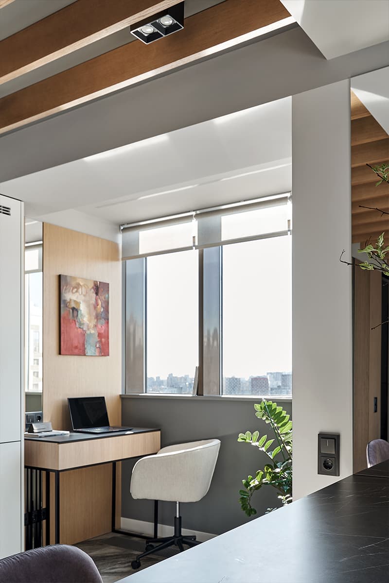 Лаконичный интерьер двухэтажной квартиры с большими окнами — проект студии дизайна и архитектуры «Коробка»