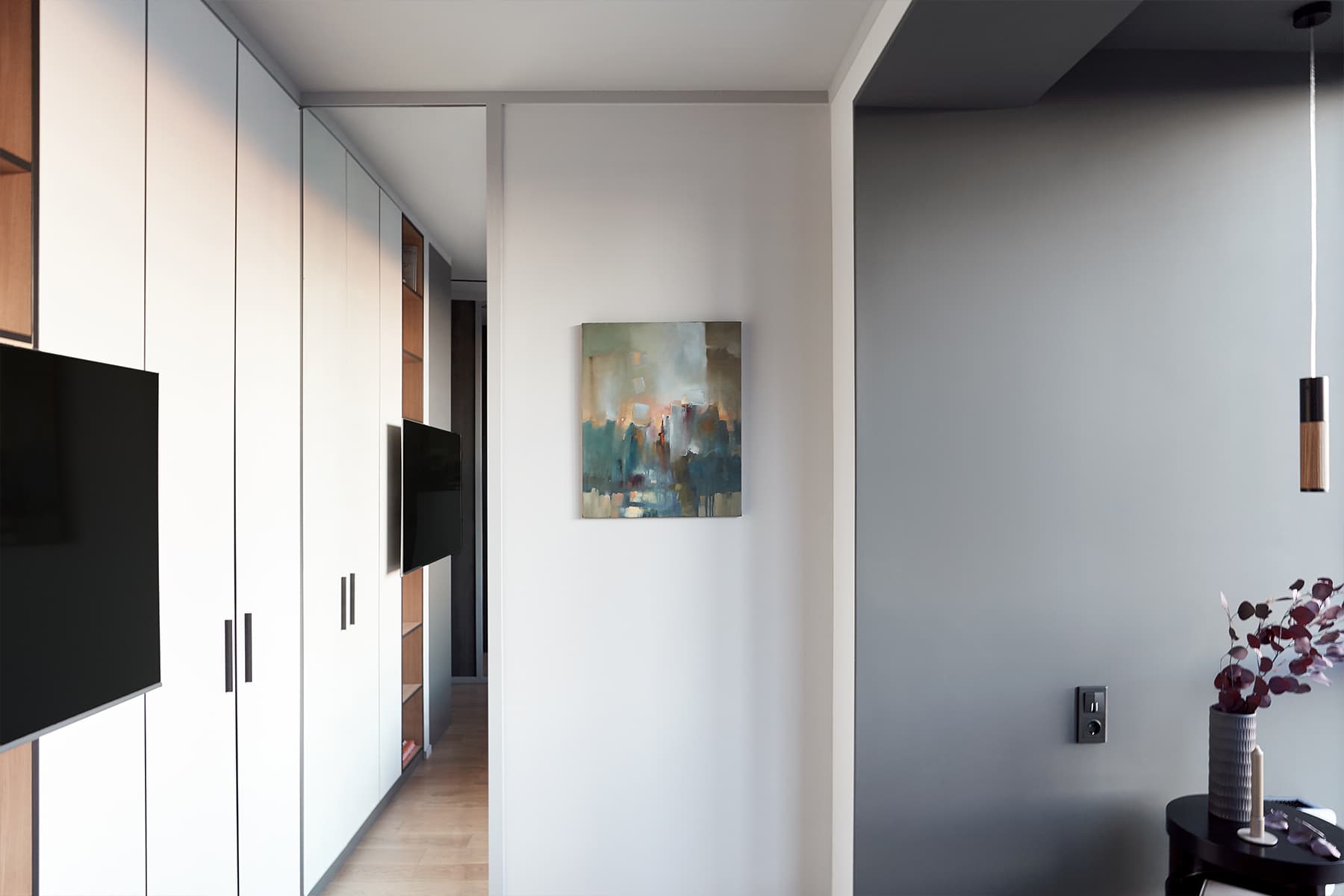 Лаконичный интерьер двухэтажной квартиры с большими окнами — проект студии дизайна и архитектуры «Коробка»