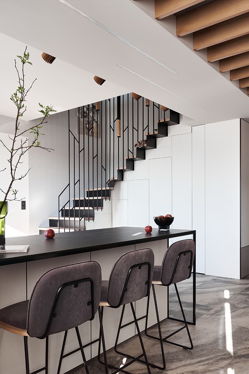 Лаконичный интерьер двухэтажной квартиры с большими окнами — проект студии дизайна и архитектуры «Коробка»