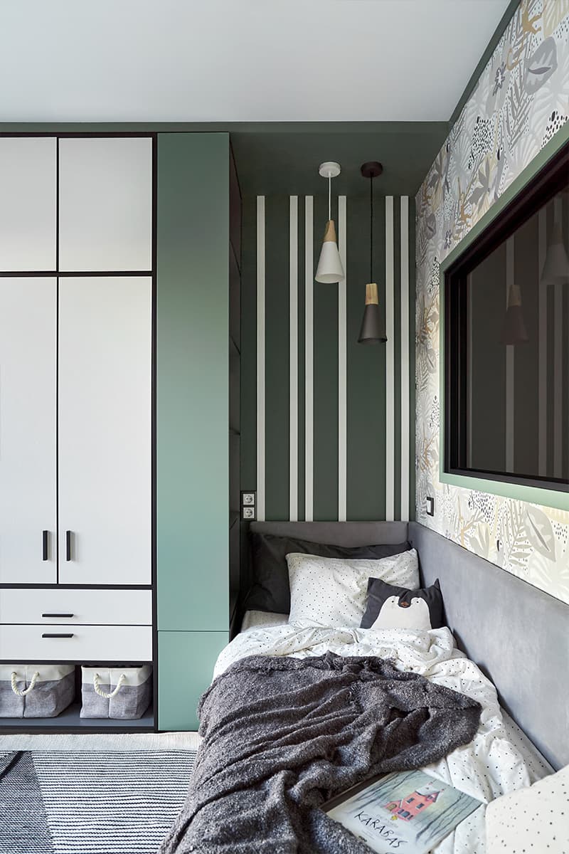 Лаконичный интерьер двухэтажной квартиры с большими окнами — проект студии дизайна и архитектуры «Коробка»