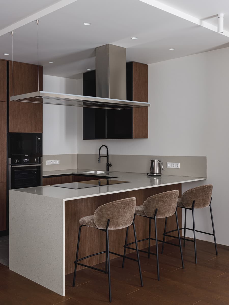 Домашняя библиотека со шкафами из шпона в интерьере казанской квартиры — проект Насибы Бойматовой