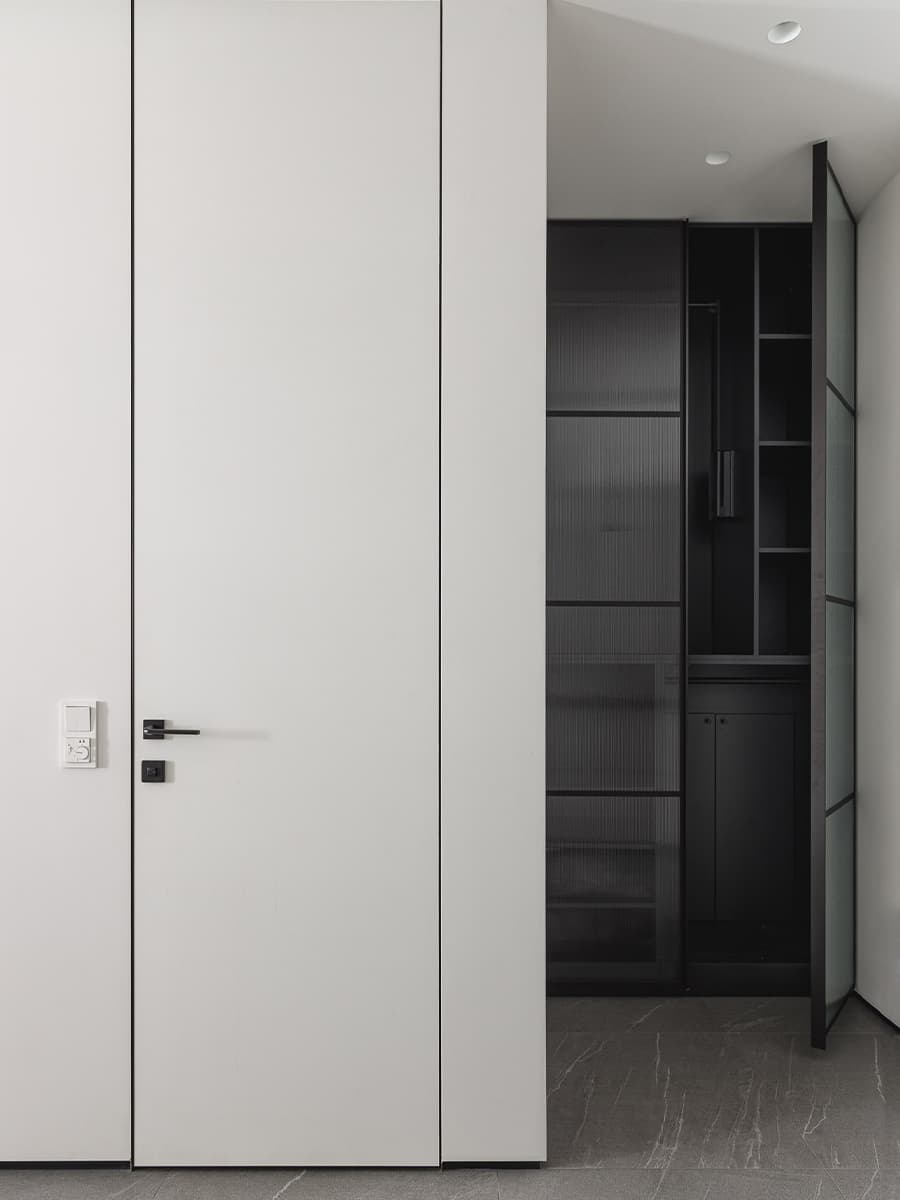 Домашняя библиотека со шкафами из шпона в интерьере казанской квартиры — проект Насибы Бойматовой