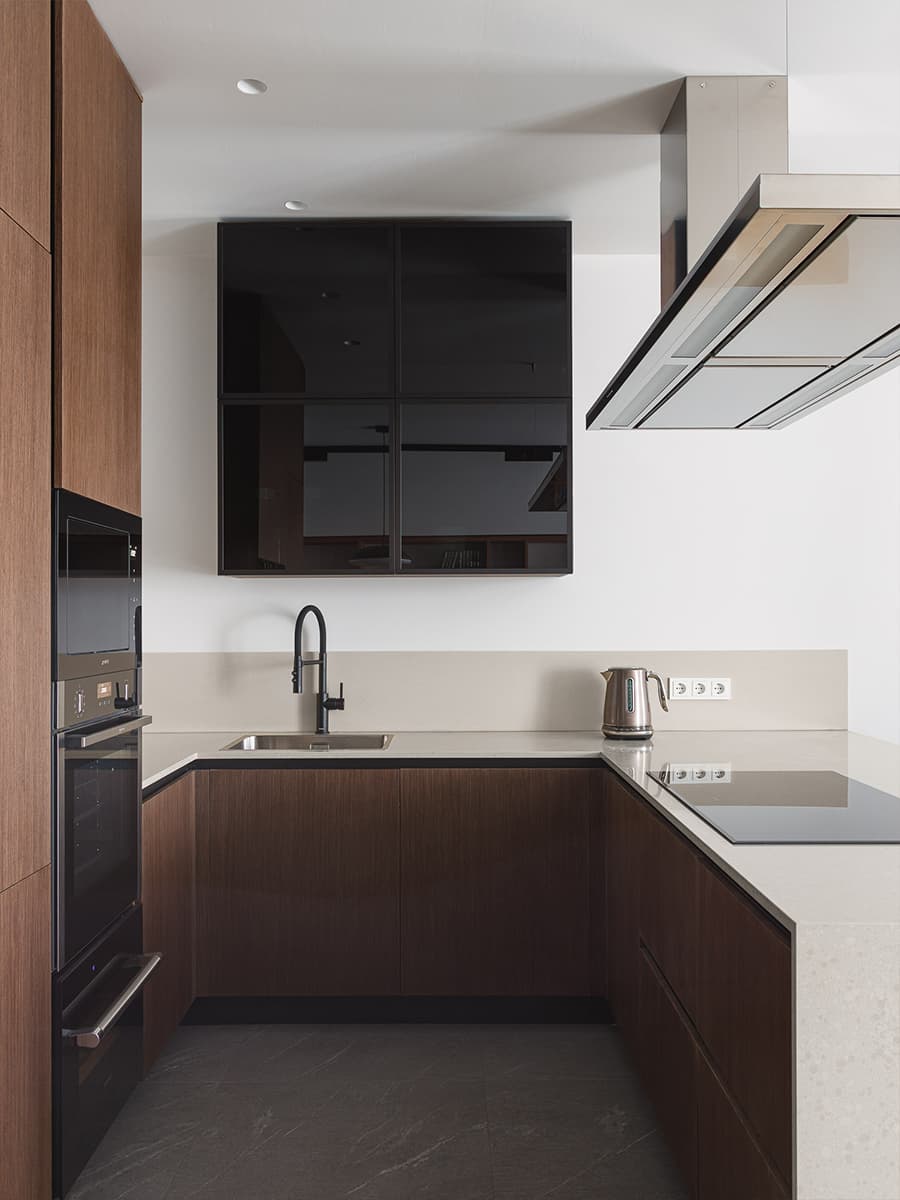 Домашняя библиотека со шкафами из шпона в интерьере казанской квартиры — проект Насибы Бойматовой