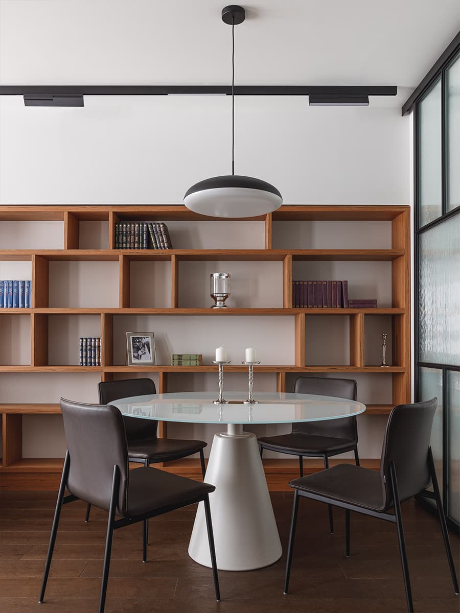Домашняя библиотека со шкафами из шпона в интерьере казанской квартиры — проект Насибы Бойматовой